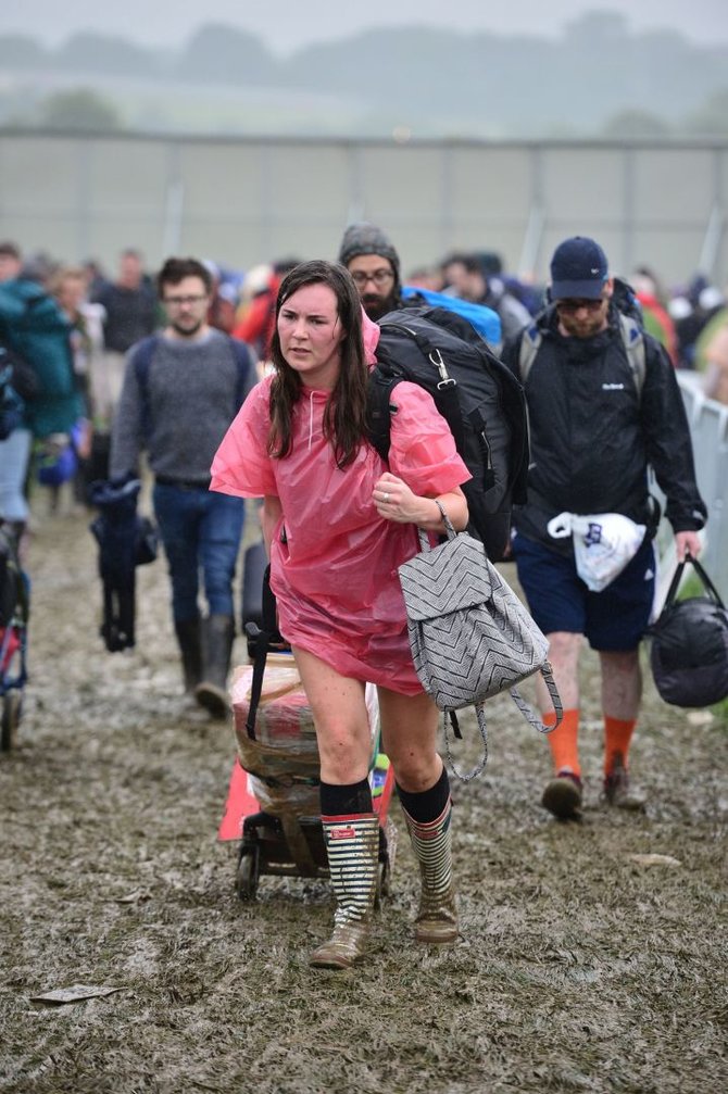 „Scanpix“/„PA Wire“/„Press Association Images“ nuotr./Žmonės renkasi į Glastonberio festivalį