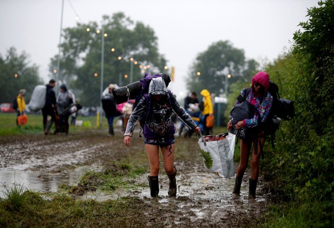 „Reuters“/„Scanpix“ nuotr./Žmonės renkasi į Glastonberio festivalį