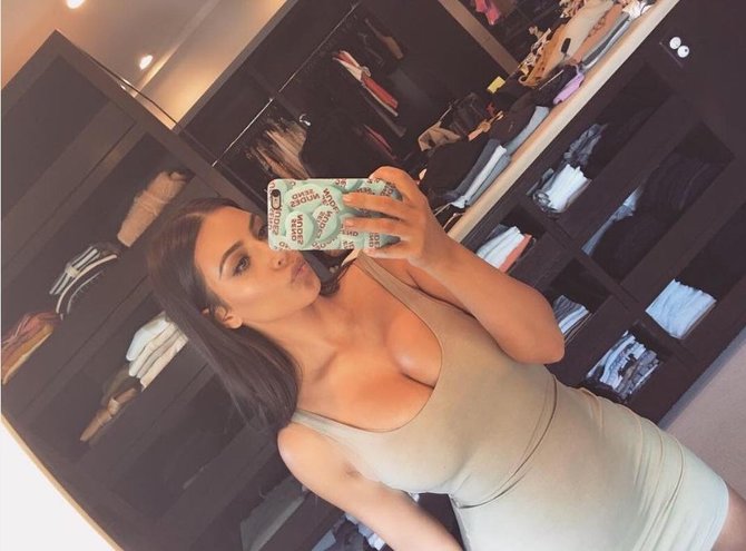 „Instagram“ nuotr./Kim Kardashian reklamuoja „Kimoji“ veidukais puoštą mobiliojo telefono dėklą