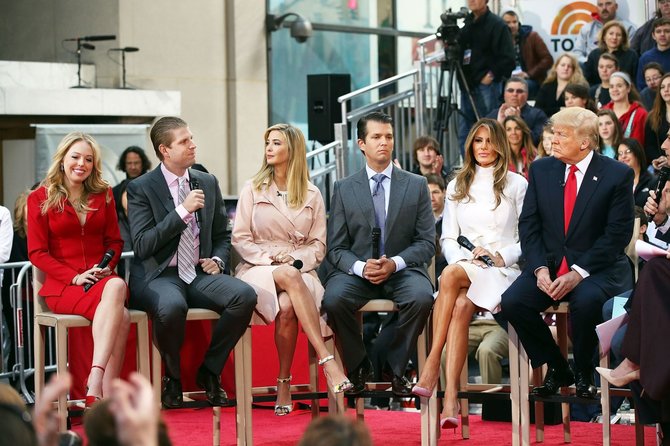 AFP/„Scanpix“ nuotr./Donaldas Trumpas su žmona Melania ir vaikais (iš kairės) Tiffany, Ericu, Ivanka ir Donaldu jaunesniuoju