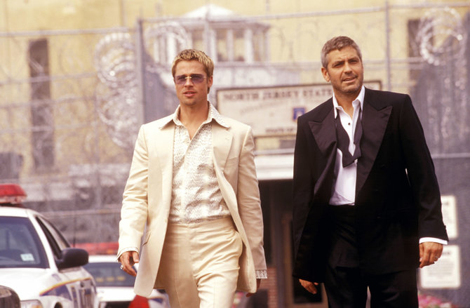 Vida Press nuotr./Bradas Pittas ir George'as Clooney filme „Oušeno vienuoliktukas“ (2001 m.)