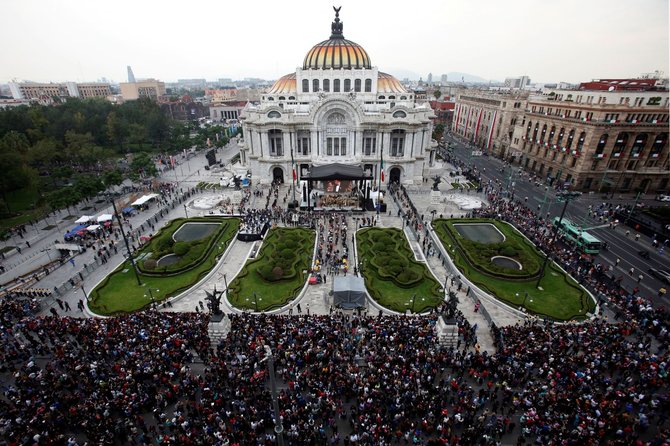 „Reuters“/„Scanpix“ nuotr./Atsisveikinimas su Meksikos estrados žvaigžde Juanu Gabrieliu