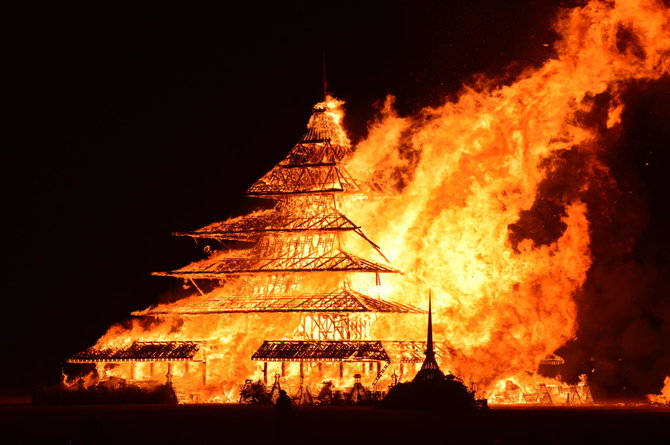 Vida Press nuotr./Deganti šventykla „Burning Man“ festivalyje 