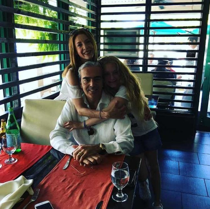 „Instagram“ nuotr./Edith Gonzalez su vyru Lorenzo ir dukra Constanza 