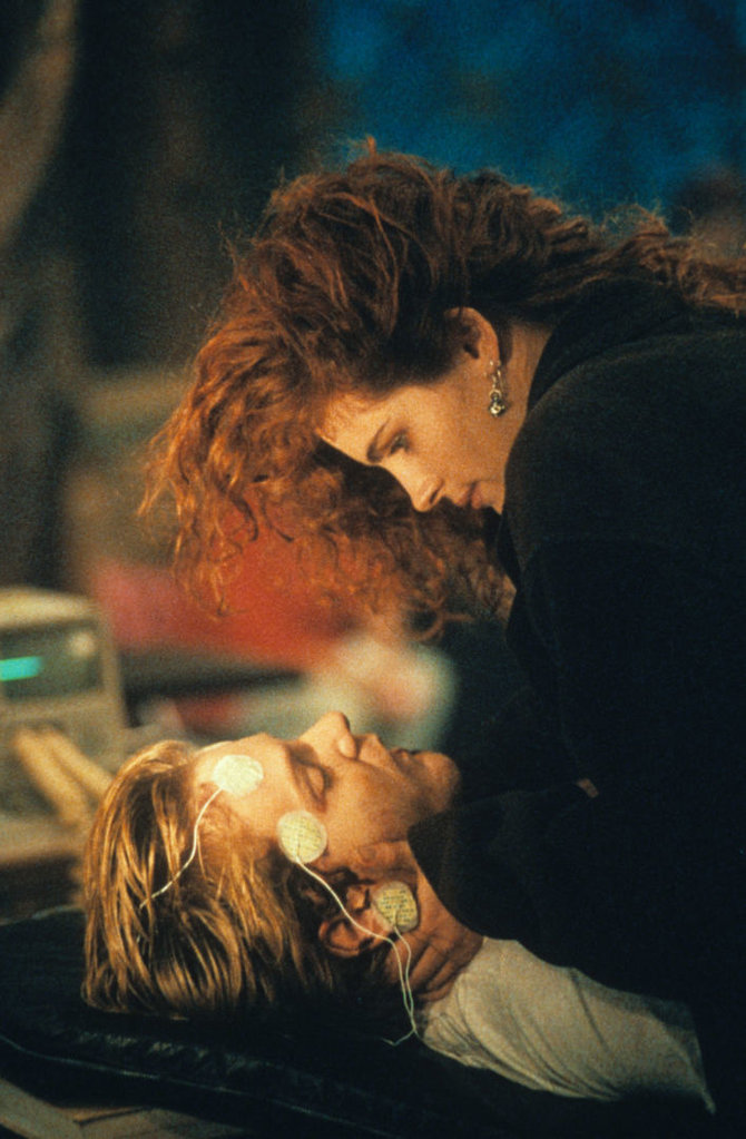 Vida Press nuotr./Kieferis Sutherlandas ir Julia Roberts filme „Flatliners“ (1990 m.)