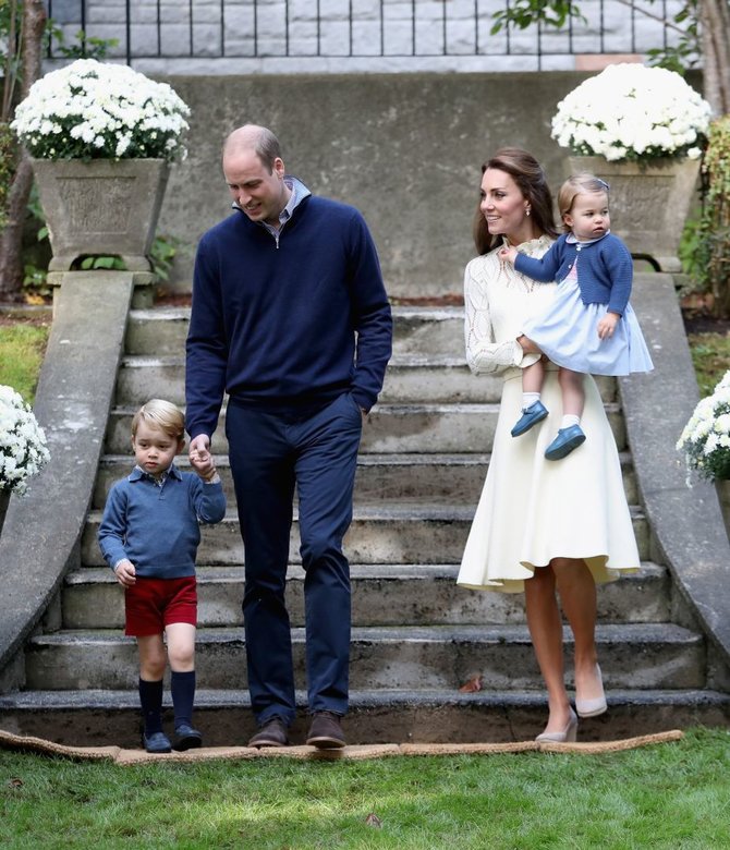 „Scanpix“/„PA Wire“/„Press Association Images“ nuotr./Princas Williamas ir Kembridžo hercogienė Catherine su vaikais George'u ir Charlotte
