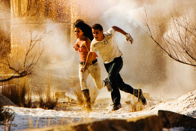 Kadras iš filmo/Megan Fox ir Shia LaBeoufas filme „Transformeriai: nugalėtųjų kerštas“ (2009 m.)
