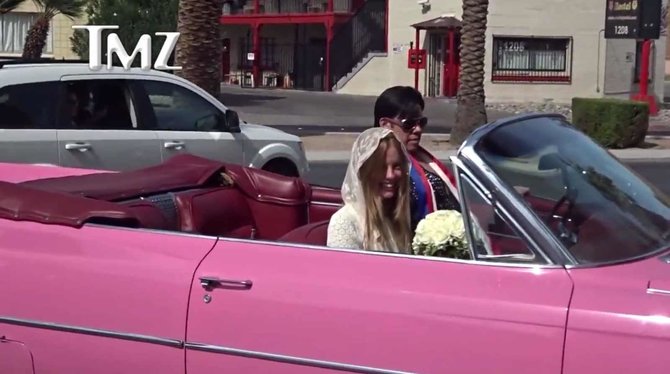 TMZ video kadras/Mią Goth į vestuves rožiniu kadilaku atvežė Elvio Presley imitatorius