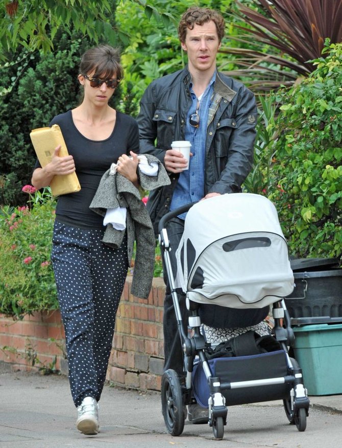 Vida Press nuotr./Benedictas Cumberbatchas su žmona Sophie Hunter ir sūnumi Christopheru (2015 m. rugsėjis)