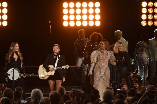 AFP/„Scanpix“ nuotr./Beyonce ir „Dixie Chicks“ Kantri muzikos apdovanojimuose