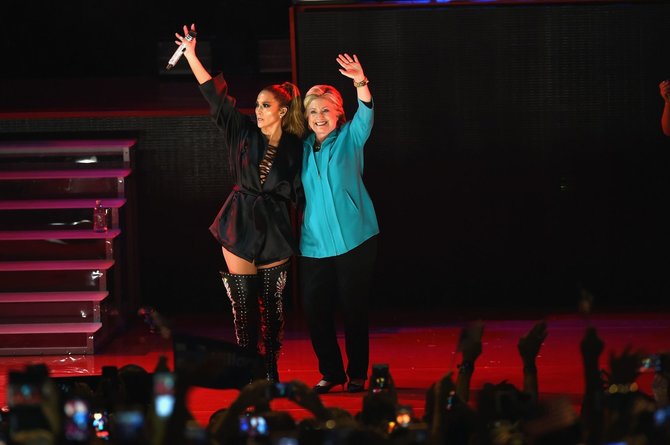 AFP/„Scanpix“ nuotr./Jennifer Lopez ir Hillary Clinton