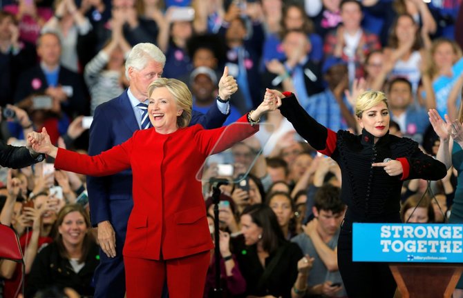 „Reuters“/„Scanpix“ nuotr./Hillary Clinton ir Lady Gaga 