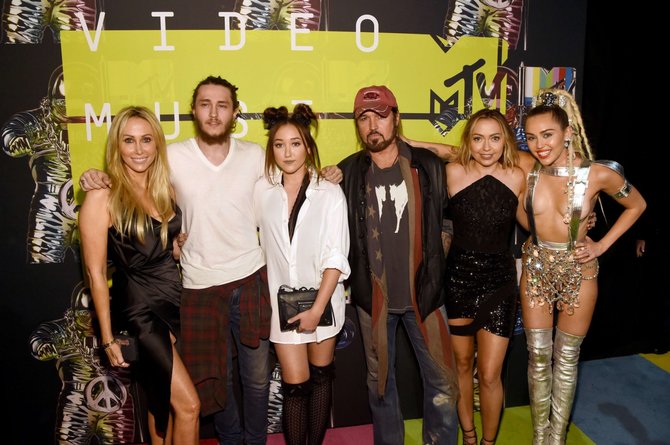 AFP/„Scanpix“ nuotr./Visa Cyrusų šeimyna (iš kairės): Tish Cyrus, Braisonas Cyrusas, Noah Cyrus, Billy Ray Cyrusas, Brandi Cyrus ir Miley Cyrus