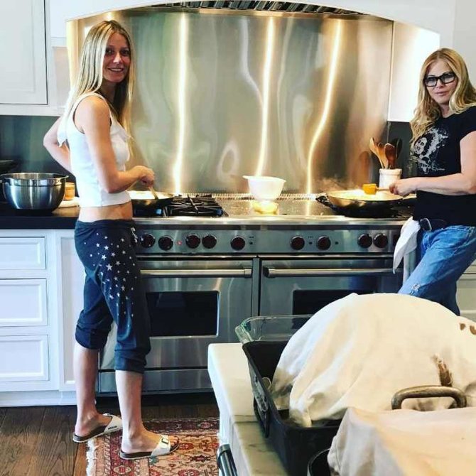 „Instagram“ nuotr./Gwyneth Paltrow šeimininkauja virtuvėje