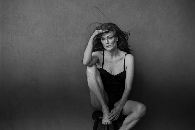 Vida Press/Peter Lindbergh/„Pirelli“ nuotr./Julianne Moore „Pirelli“ kalendoriuje