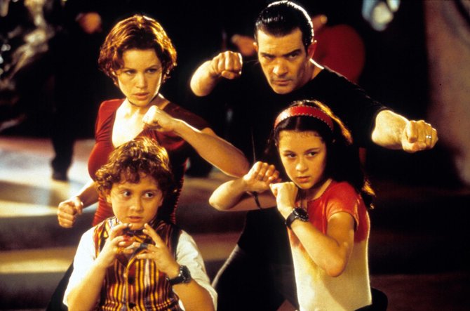 Vida Press nuotr./Carla Gugino, Antonio Banderasas, Darylas Sabara ir Alexa Vega filme „Šnipų vaikučiai“ (2001 m.)