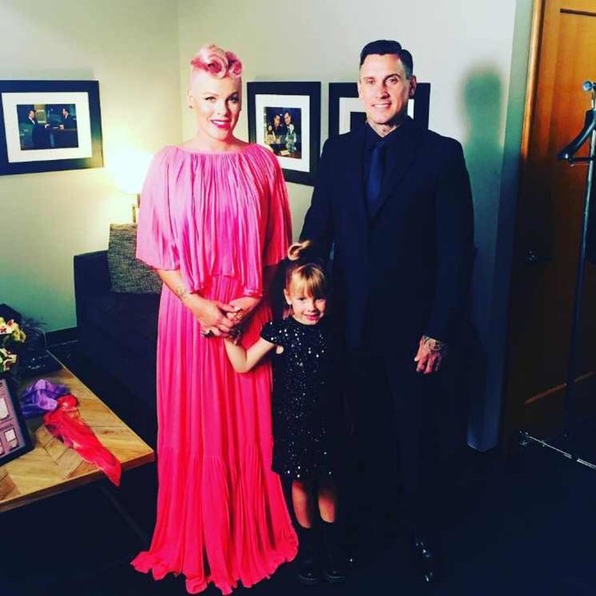 „Instagram“ nuotr./Pink ir Carey Hartas su dukra Willow 