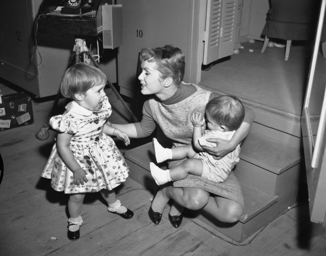 „Scanpix“/AP nuotr./Debbie Reynolds su dukra Carrie Fisher ir sunumi Toddu Fisheriu (1959 m.)