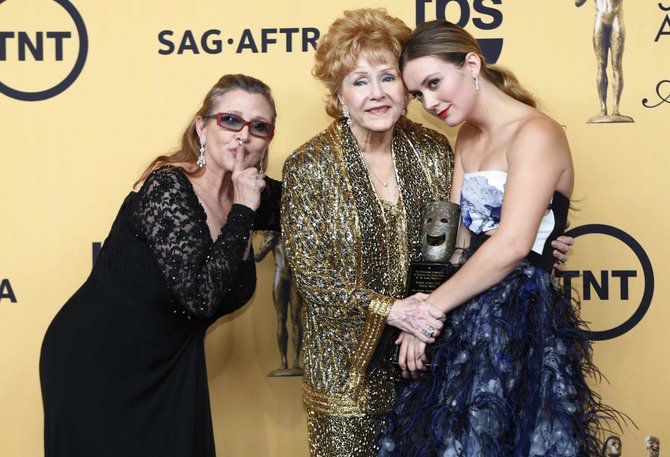 „Reuters“/„Scanpix“ nuotr./Carrie Fisher su motina Debbie Reynolds ir dukra Billie Lourd (2015 m.)