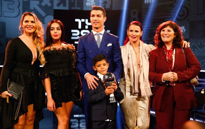 „Reuters“/„Scanpix“ nuotr./Cristiano Ronaldo su sūnumi, motina, seserimis ir drauge Georgina Rodriguez
