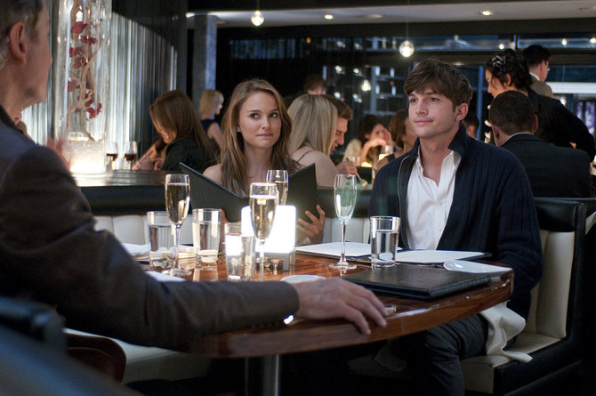 Kadras iš filmo/Natalie Portman ir Ashtonas Kutcheris romantinėje komedijoje „Be įsipareigojimų“ (2011 m.)