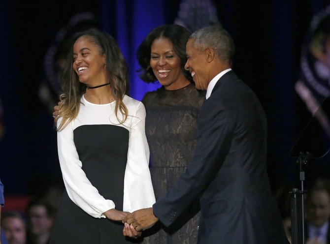 „Scanpix“/AP nuotr./Barackas Obama su dukra Malia ir žmona Michelle