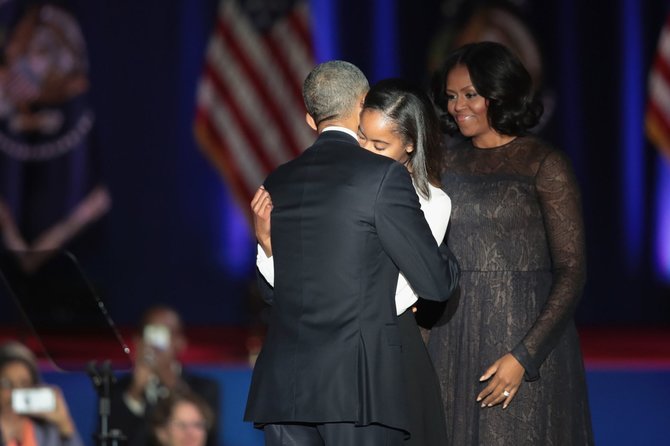 AFP/„Scanpix“ nuotr./Barackas Obama su dukra Malia ir žmona Michelle