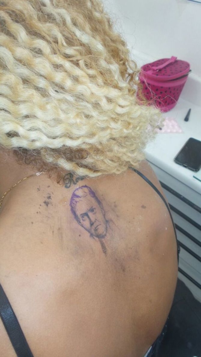Vida Press nuotr./Erika Canela pasidarė Donaldo Trumpo tatuiruotę