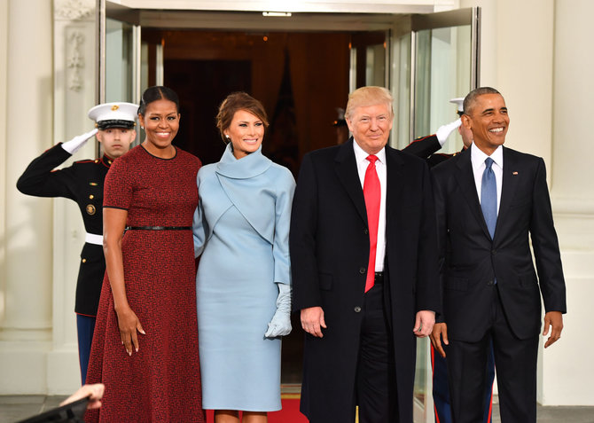 „Scanpix“/„Sipa USA“ nuotr./Michelle Obama, Melania Trump, Donaldas Trumpas ir Barackas Obama