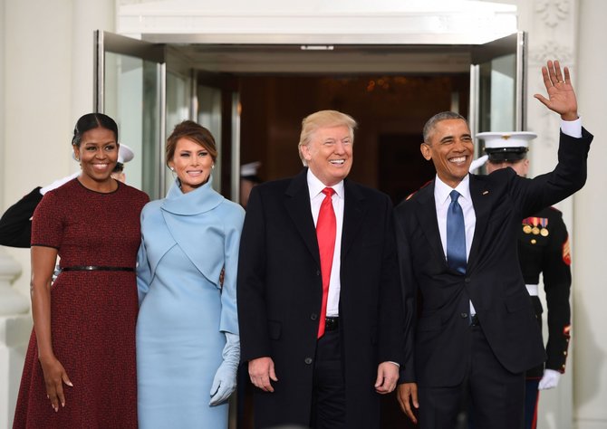 AFP/„Scanpix“ nuotr./Michelle Obama, Melania Trump, Donaldas Trumpas ir Barackas Obama