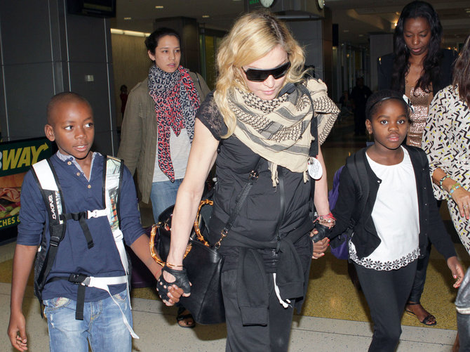 Vida Press nuotr./Madonna su vaikais Davidu Banda ir Mercy James
