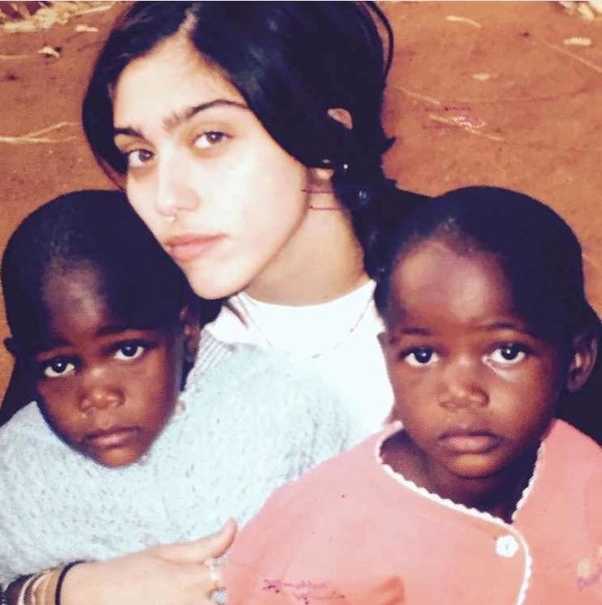 „Instagram“ nuotr./Madonnos dukra Lourdes su dvynukėmis Esther ir Stella