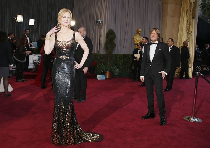 „Reuters“/„Scanpix“ nuotr./Nicole Kidman vyras Keithas Urbanas pasitraukęs į šalį, kol žmona pozuoja fotografams