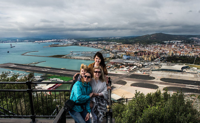 Asmeninio albumo nuotr./Jurga Anusauskienė ir Kristina Kaikarienė su draugėmis Gibraltare
