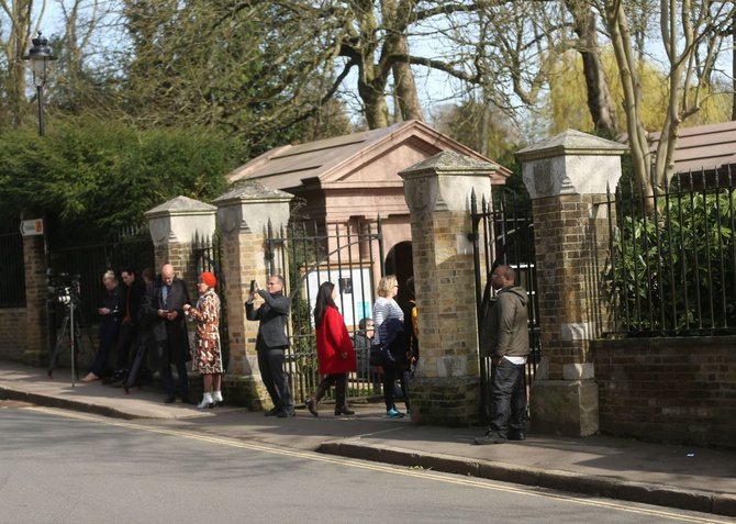 „Scanpix“/Xposurephotos.com nuotr./Prie įėjimo į Highgate kapines nuolatos būriavosi George'o Michaelo gerbėjai, laukdami jo laidotuvių