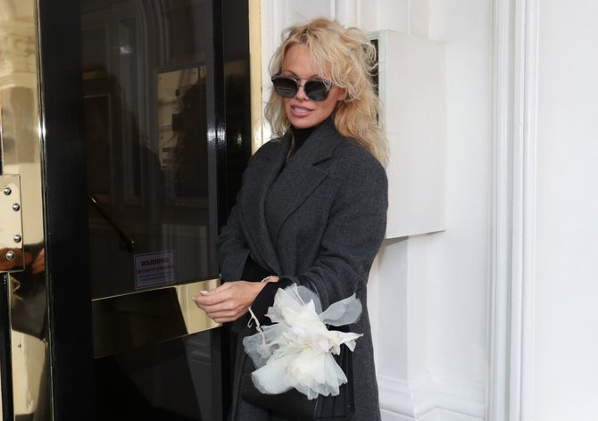 „Scanpix“ nuotr./Pamela Anderson, atvykstanti į Ekvadoro ambasadą Londone, kur slapstosi Julianas Assange'as