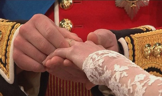 „Reuters“/„Scanpix“ nuotr./Princas Williamas mauna žiedą ant Kate Middleton piršto