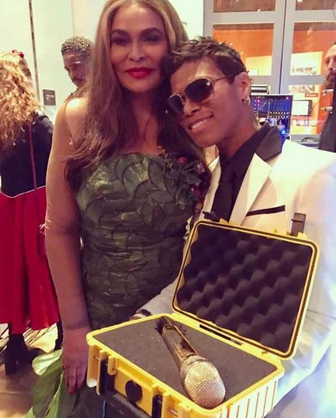 „Instagram“ nuotr./Tina Knowles-Lawson su Beyonce mikrofoną aukcione nusipirkusia CeCe Hendriks