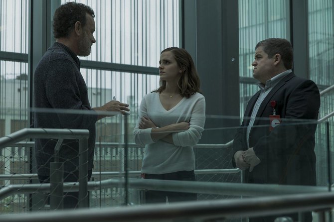 Kadras iš filmo/Tomas Hanksas, Emma Watson ir Pattonas Oswaltas filme „Ratas“