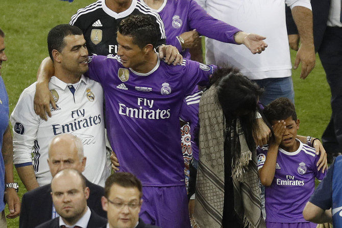 „Reuters“/„Scanpix“ nuotr./Cristiano Ronaldo su drauge Georgina Rodriguez ir sūnumi Cristiano jaunesniuoju