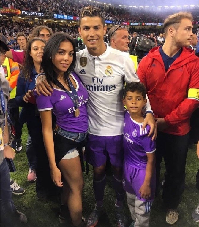 „Scanpix“ nuotr./Cristiano Ronaldo su drauge Georgina Rodriguez ir sūnumi Cristiano jaunesniuoju