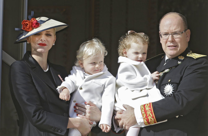 „Scanpix“/AP nuotr./Monako princas Albert'as II ir princesė Charlene su vaikais Gabriella ir Jacques