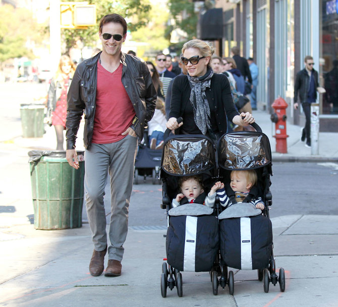 Vida Press nuotr./Anna Paquin ir Stephenas Moyeris su vaikais Poppy ir Charlie