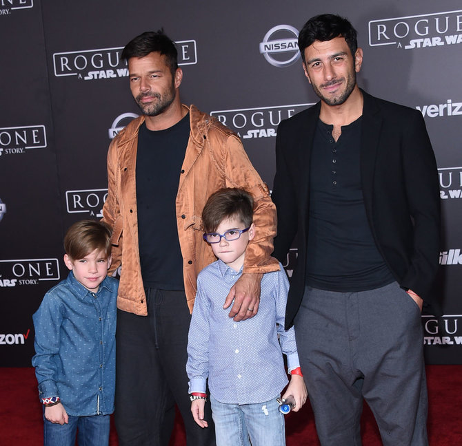 Vida Press nuotr./Ricky Martinas su draugu Jwanu Yosefu ir sūnumis Matteo ir Valentino