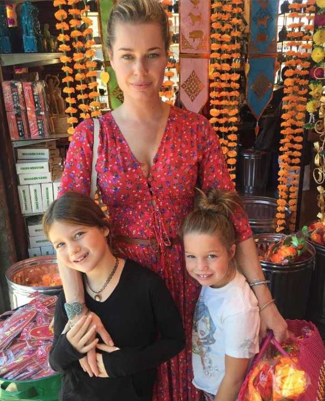 „Instagram“ nuotr./Rebecca Romijn su dukromis Dolly Rebecca-Rose ir Charlie Tamara-Tulip