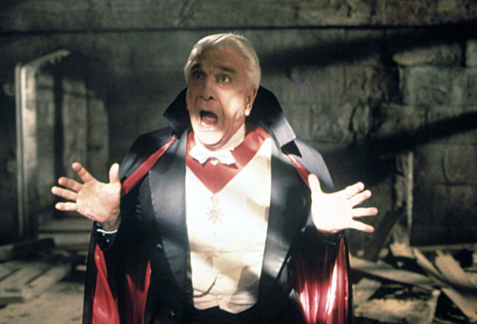 Vida Press nuotr./Leslie Nielsenas filme „Drakula: miręs ir tuo patenkintas“