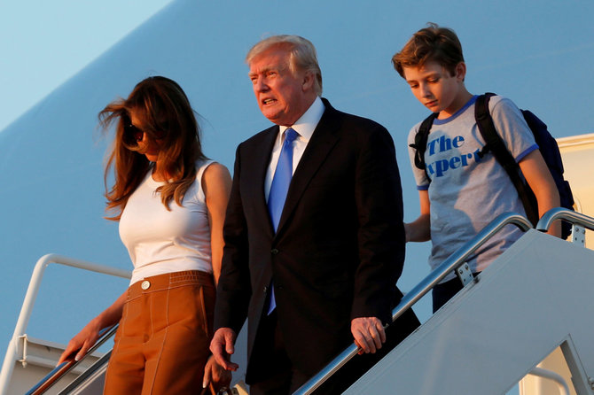 „Reuters“/„Scanpix“ nuotr./Donaldas Trumpas su žmona Melania ir sūnumi Barronu