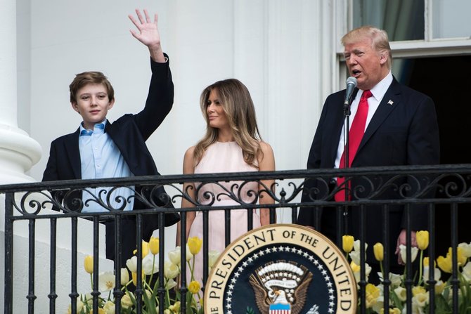 AFP/„Scanpix“ nuotr./Donaldas Trumpas su žmona Melania ir sūnumi Barronu