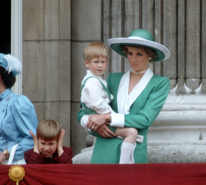 Vida Press nuotr./Princesė Diana su sūnumis Williamu ir Harry per karalienės gimtadienio paradą (1988 m.)