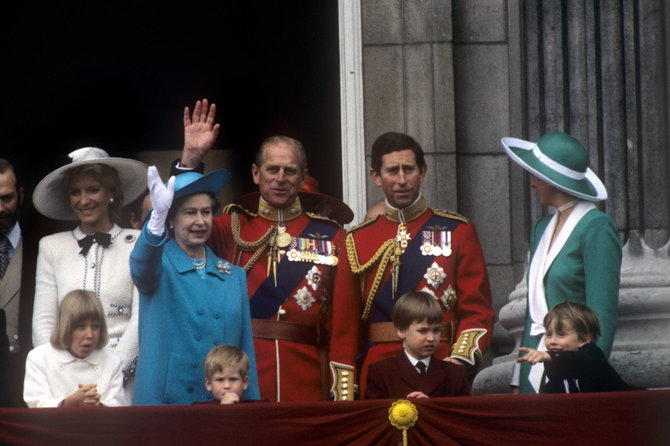 „Scanpix“ nuotr./Karalienė Elizabeth II, princas Philipas, princas Charlesas ir princesė Diana su sūnumis Williamu ir Harry (1988 m.)